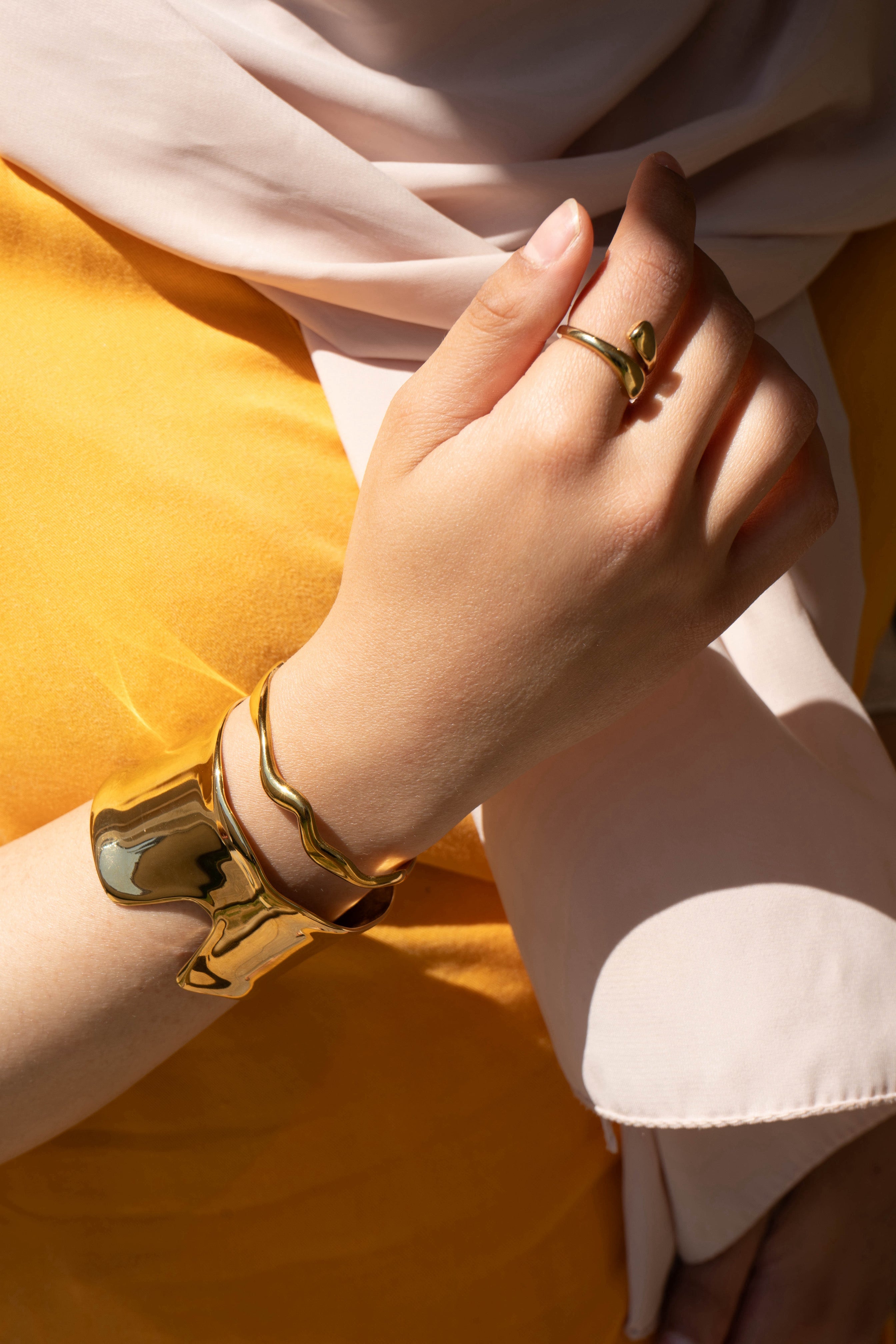 Portez des bijoux qui racontent une histoire. Nos créations symbolisent vos racines, votre identité et votre fierté culturelle, pour que chaque pièce devienne un lien entre vous et vos origines.